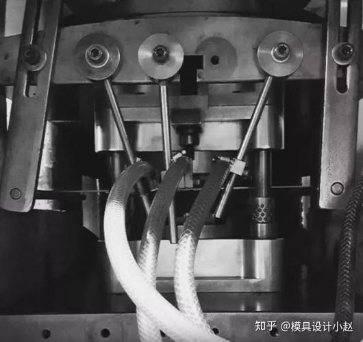油管组成法兰精冲时,压紧力,冲裁间隙及凹模刃口圆角三者相辅相成,是